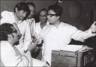 Kishorekumar கிஷோர் குமாருக்குப் பாடல் சொல்லிக்கொடுக்கும் R.D பர்மன். அருகில் தேவ் ஆனந்த்
